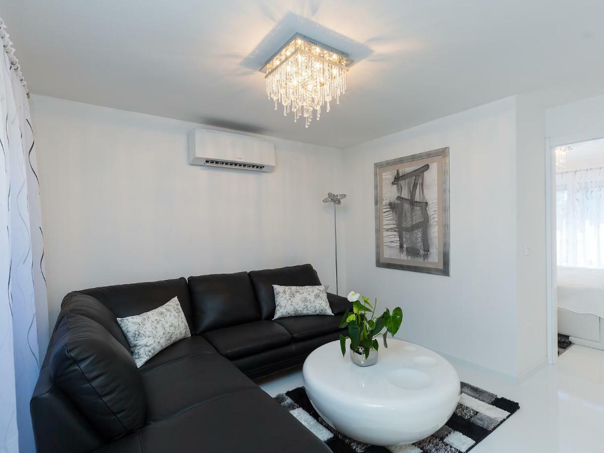 Apartmani Beril Lux ロヴィニ エクステリア 写真