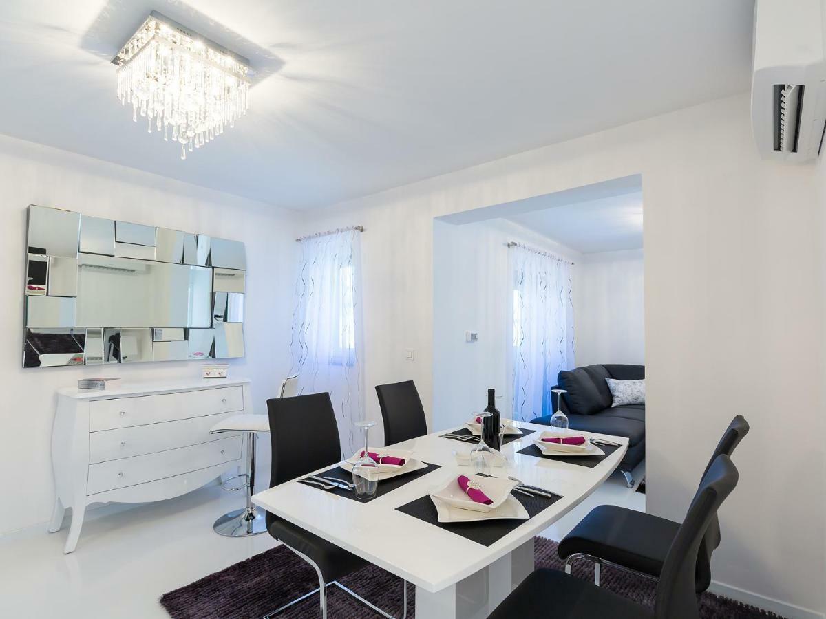Apartmani Beril Lux ロヴィニ エクステリア 写真