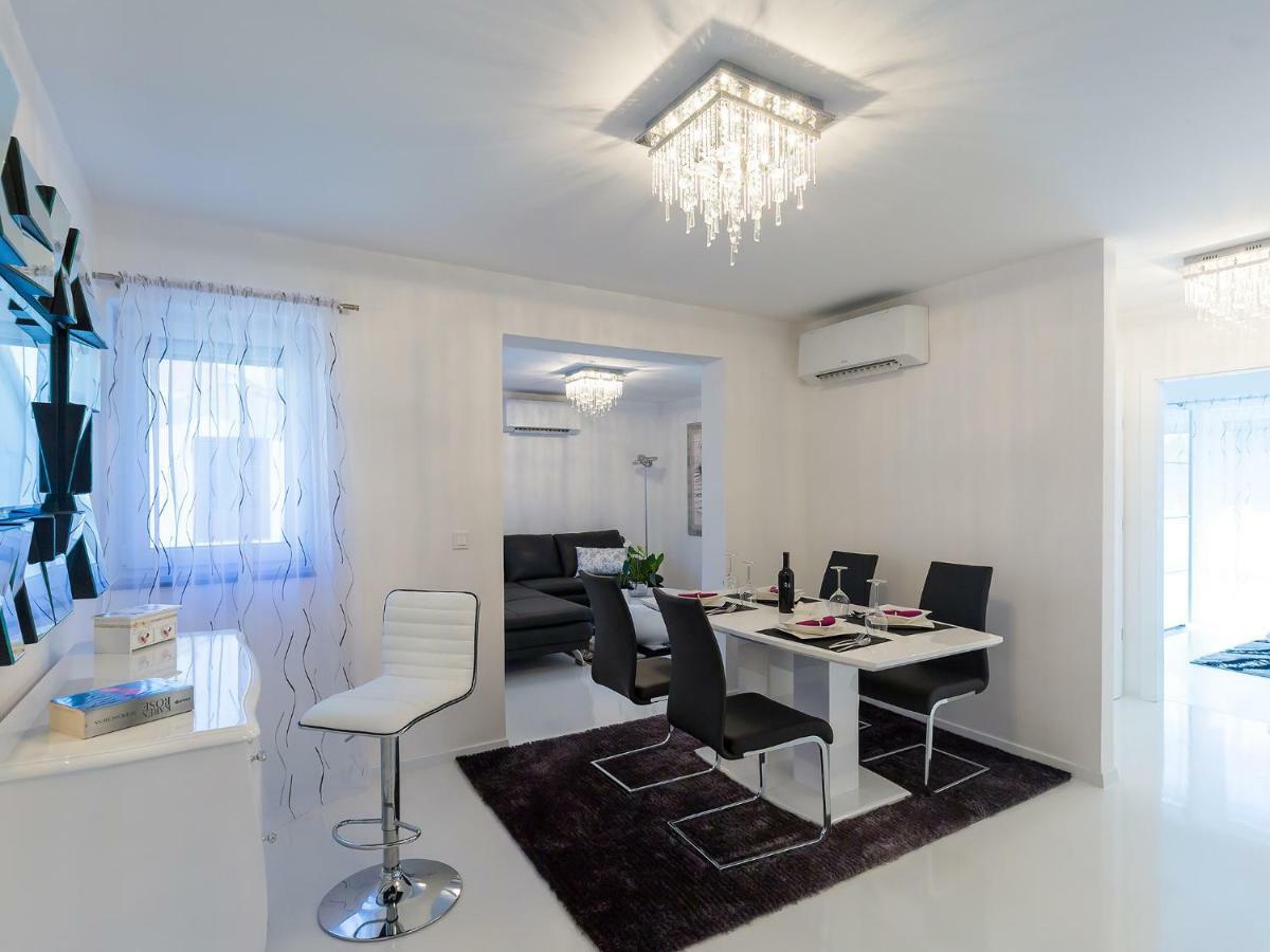 Apartmani Beril Lux ロヴィニ エクステリア 写真