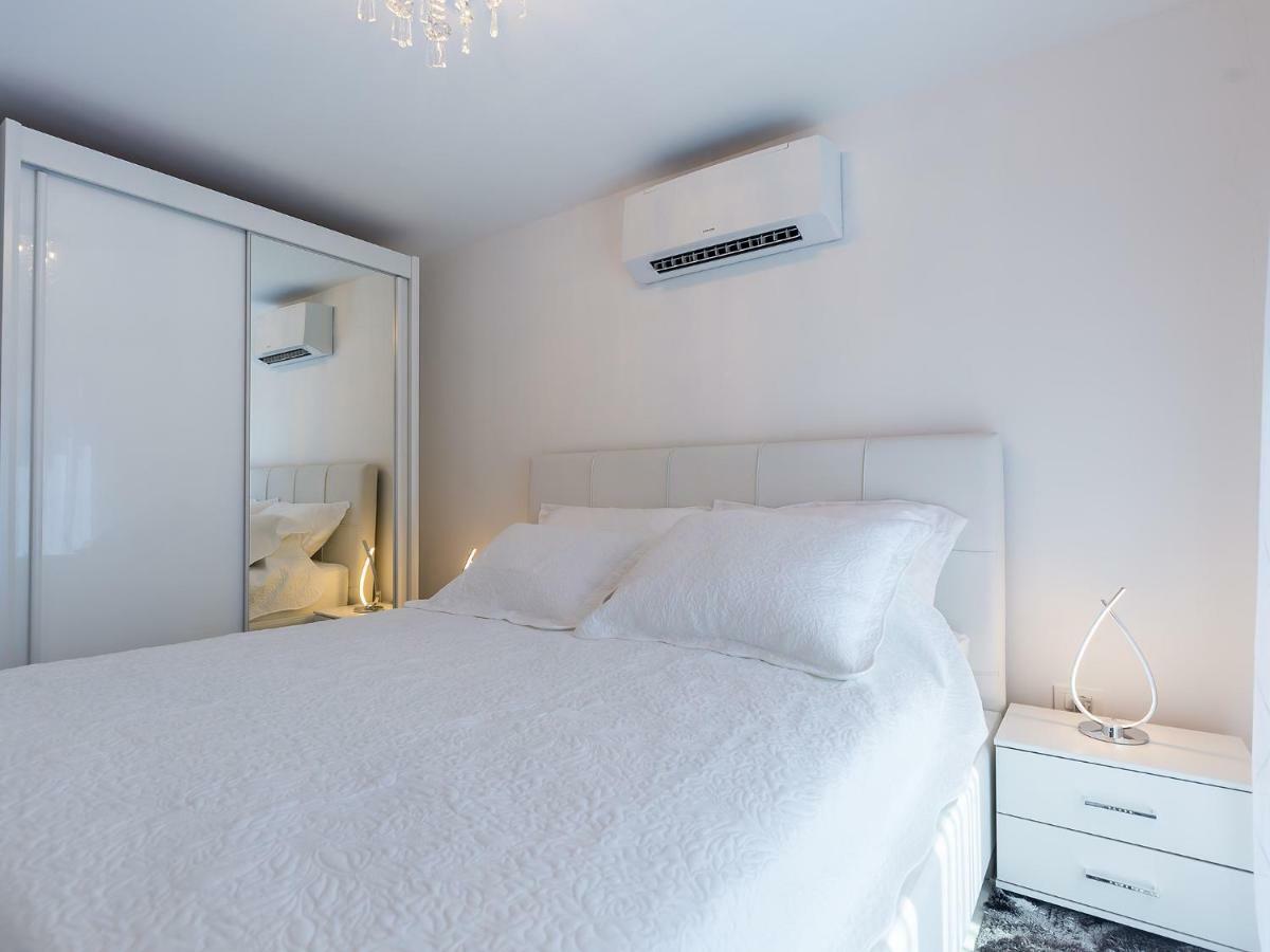 Apartmani Beril Lux ロヴィニ エクステリア 写真