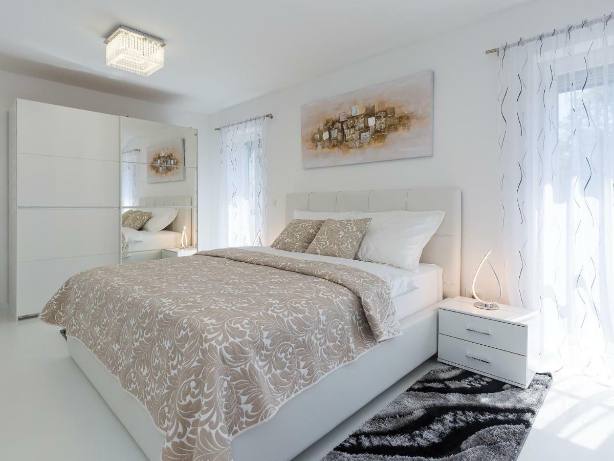 Apartmani Beril Lux ロヴィニ エクステリア 写真