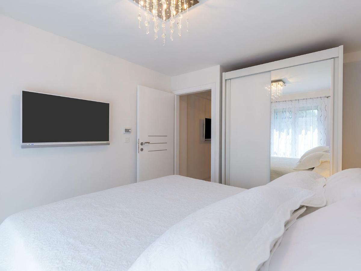 Apartmani Beril Lux ロヴィニ エクステリア 写真