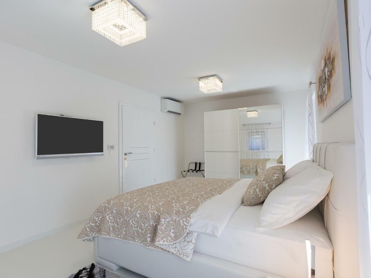 Apartmani Beril Lux ロヴィニ エクステリア 写真