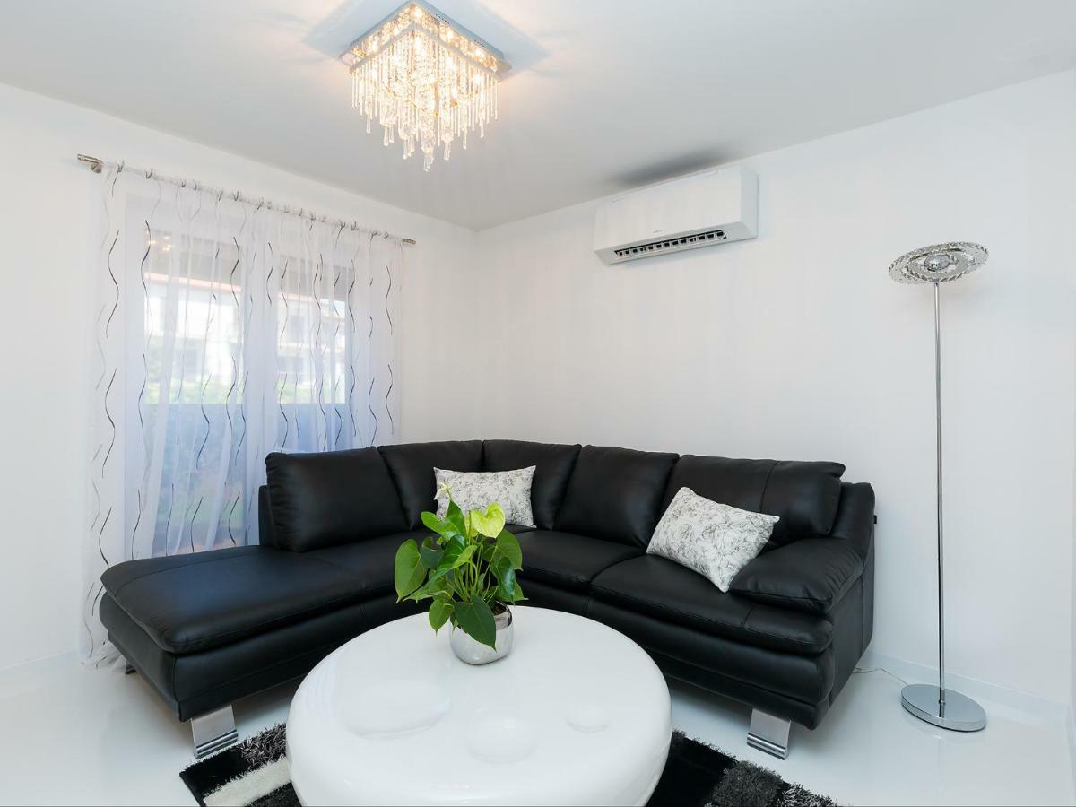 Apartmani Beril Lux ロヴィニ エクステリア 写真