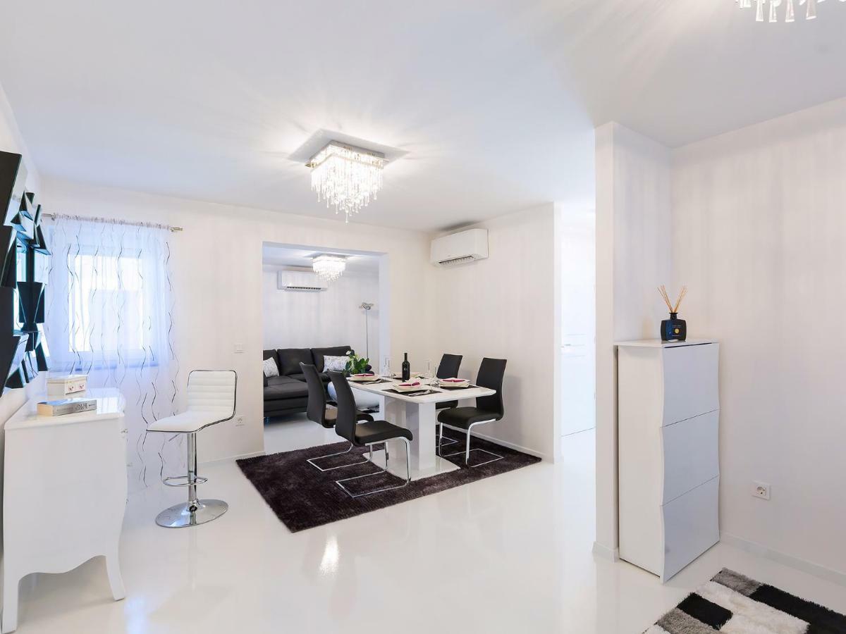 Apartmani Beril Lux ロヴィニ エクステリア 写真