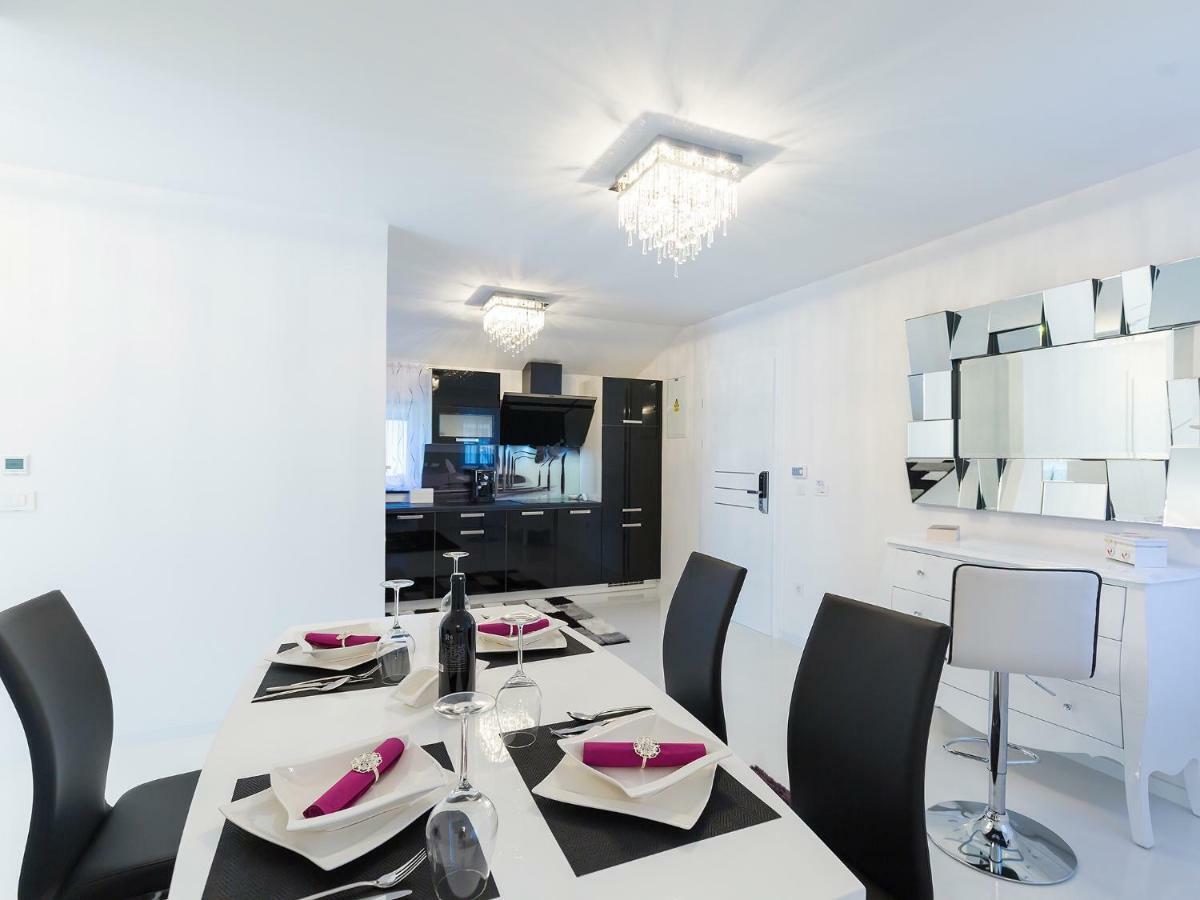 Apartmani Beril Lux ロヴィニ エクステリア 写真