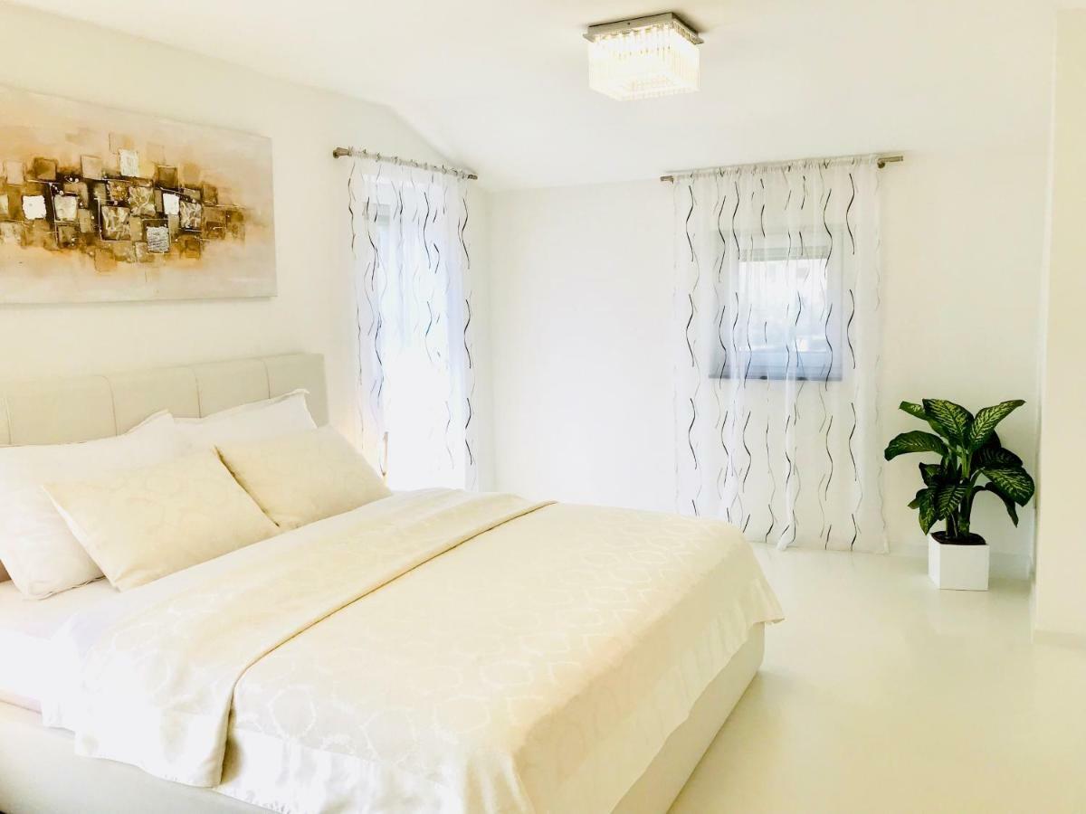 Apartmani Beril Lux ロヴィニ エクステリア 写真